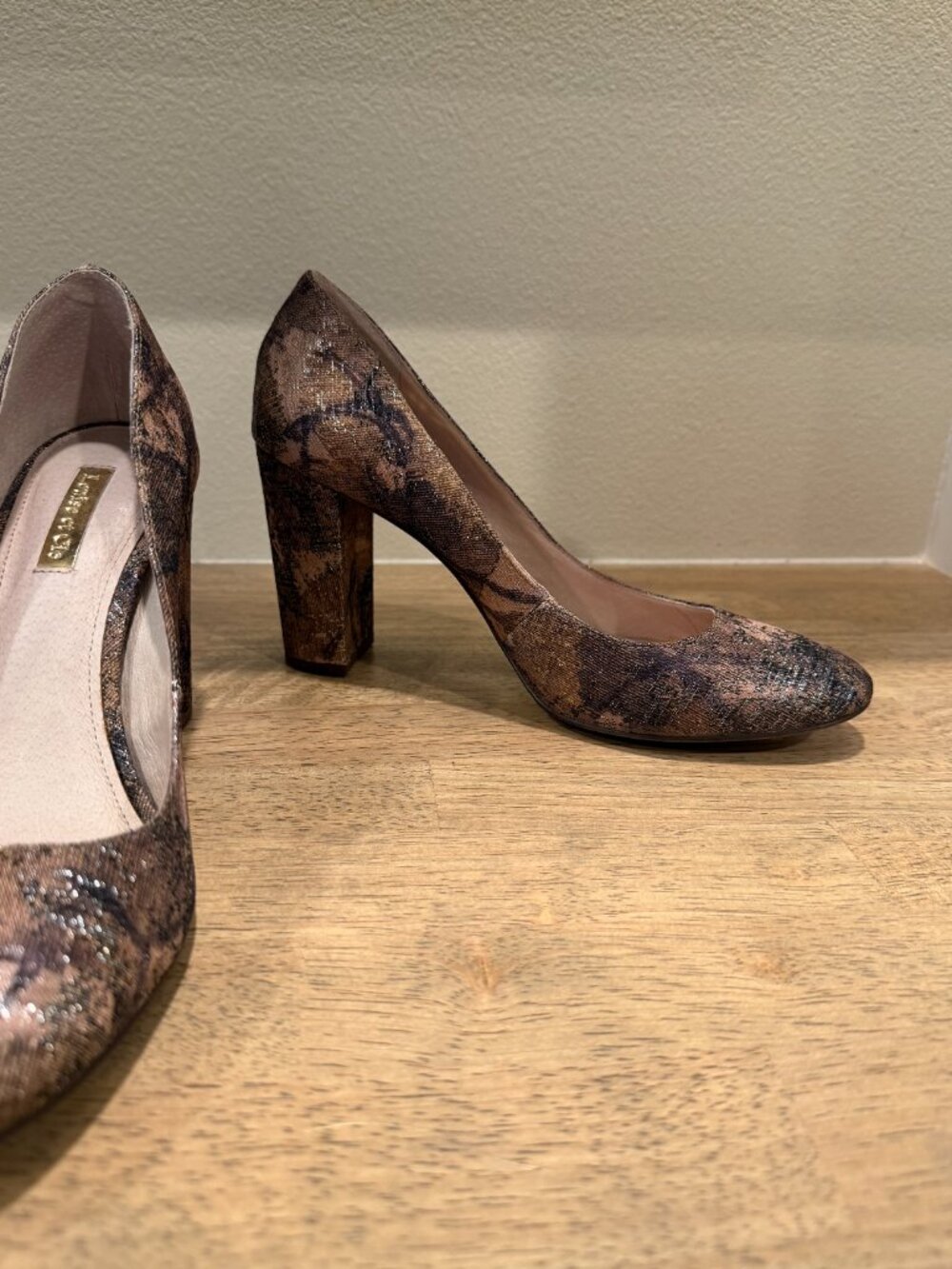 Louise et Cie Black & Tan Heels Size 8 | Block Heel Pumps - Picture 7 of 7